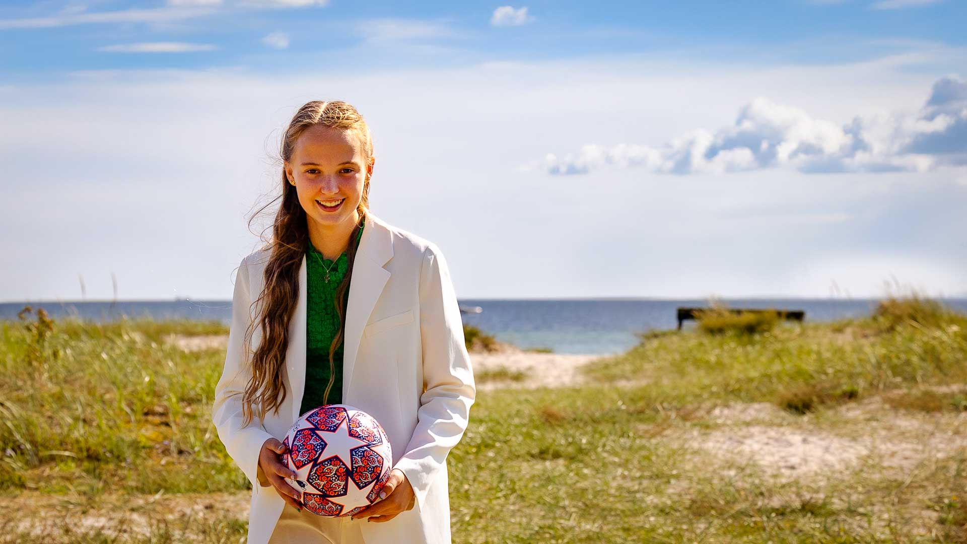 Malou er en konfirmand som elsker fodbold